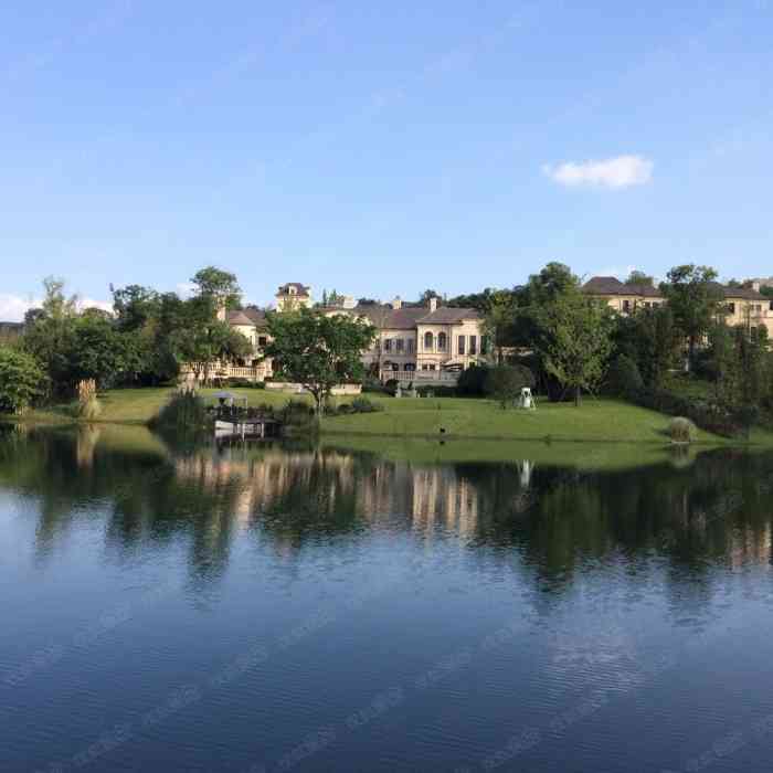 万科五龙山蓝山别墅-"小区位于成都市新都区郊外,小区周边还没有.