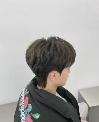 -一家只做男发烫染的店