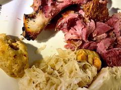 脆烤猪膝配德式酸菜、面包丸-巴伐利亚啤酒坊(意式风情街店)