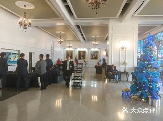 加拉加斯机场是在委内瑞拉北部临近海洋，在北纬10
