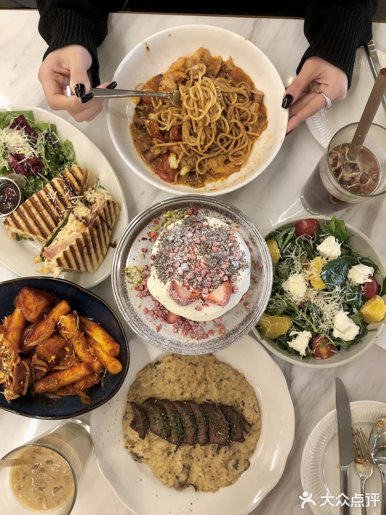 “请吃饭的漂亮姐姐🍽️”  