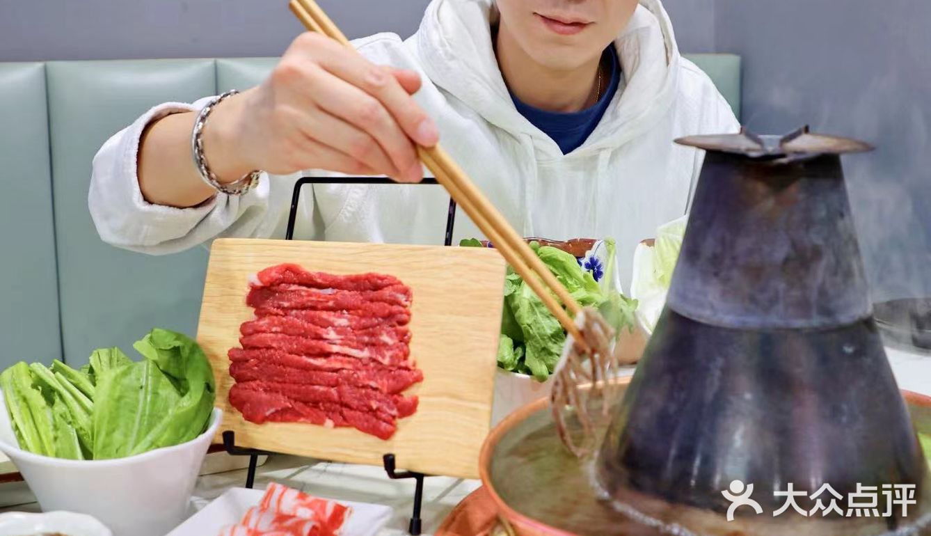 要说最解馋，还是得咱地道的铜锅涮肉
