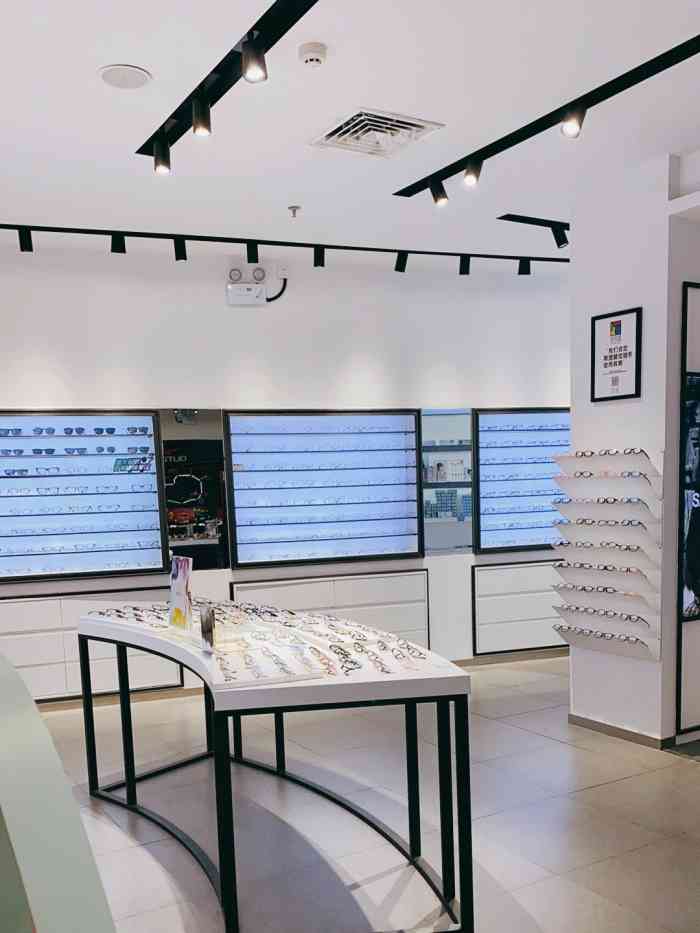 今天大年三十下午眼镜压到变形了永旺二楼眼镜晟昌眼镜没有关门去店里