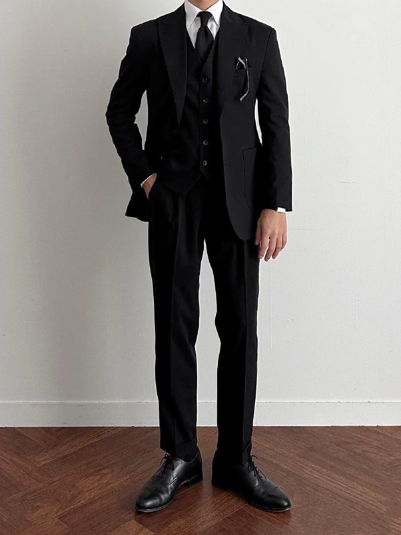 是礼服的沉稳之选更能在优雅中彰显自信的风采
#品质男装 #商务西装