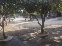 停车场-满記土窑烧鷄波浪山莊