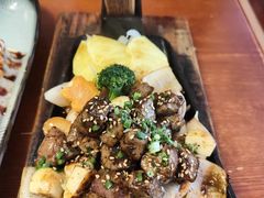 铁板黑椒雪花牛里脊配黄油煎时蔬-鳗鱼家·深夜食堂(军博店)