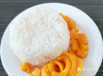 芒果糯米饭是用芒果、糯米制作的一道家常菜