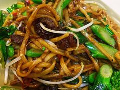 湿炒牛河-胡须佬鸡煲四季火锅(龙珠大道店)