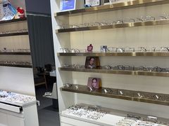 -视野联行眼镜•蔡司•依视路(温江店)