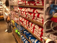 -名创优品(北京新中关购物中心地铁层店)