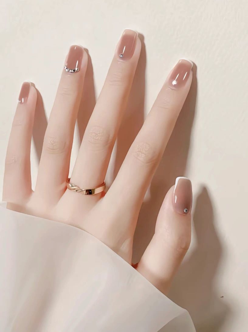 初秋更适合浅色系美甲,你浅浅的微笑