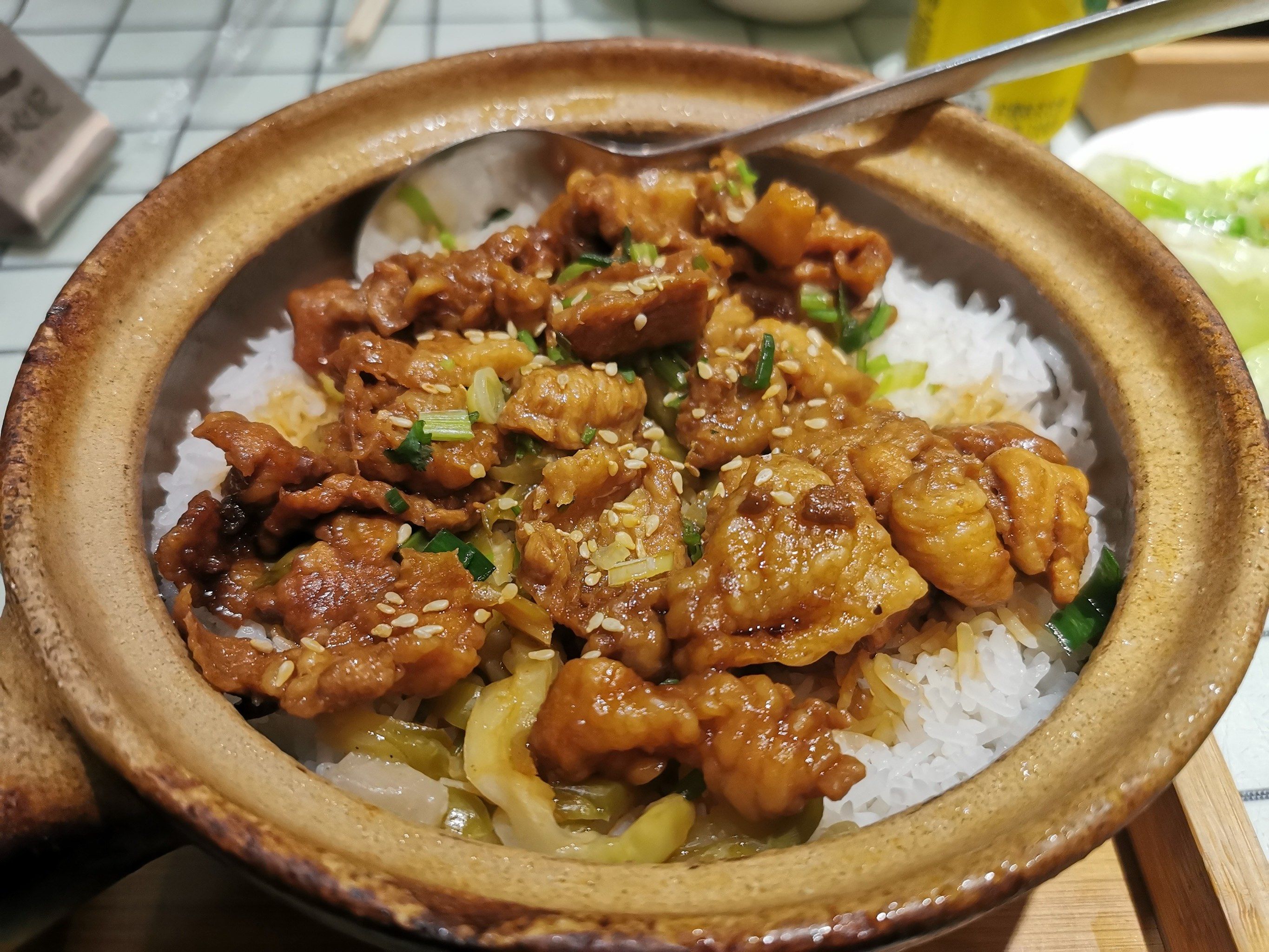 天天领红包
五花肉煲仔饭真的香,底下的锅巴脆脆的,五花肉一咬下去