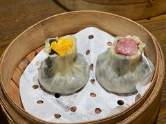 咸蛋黄乌米烧麦-佬泰丰斋· 乌镇茶食餐厅