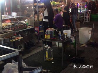 我想说：“其实好多大排档的海鲜烧烤都比那些真正烧烤店