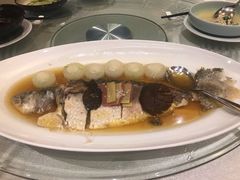 清蒸鲥鱼配面盏-上海皇廷花园酒店·御宴中餐厅
