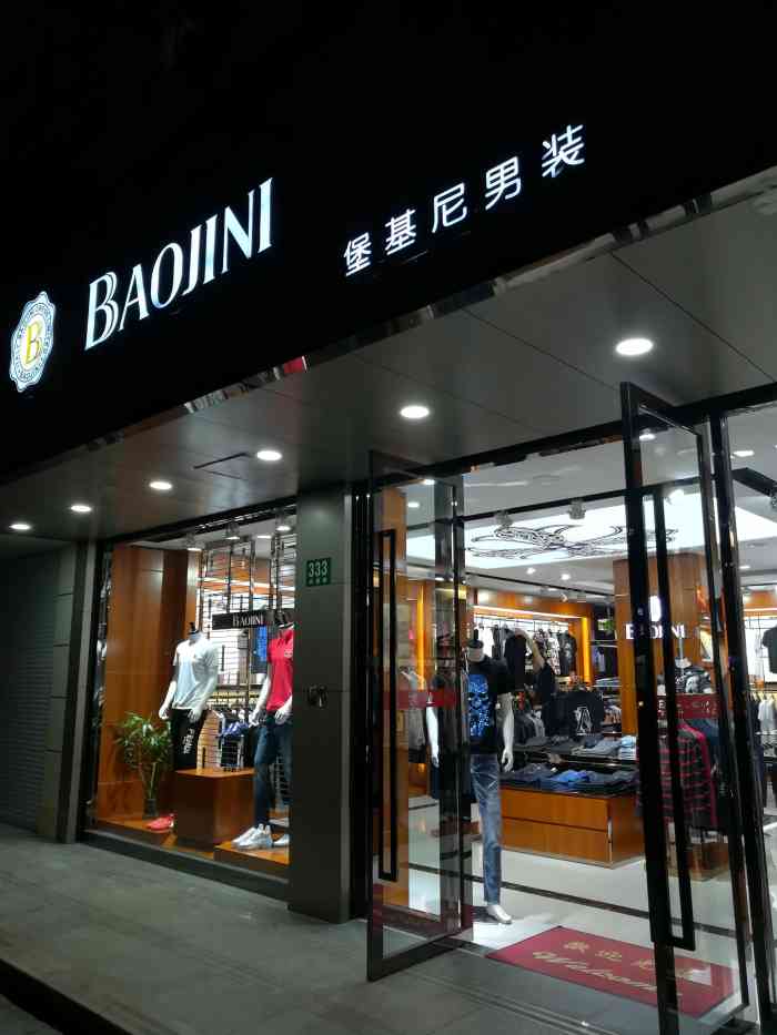 堡基尼男装-"现在看到男生专卖店还是比较少,停下看看时.