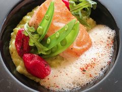 香煎三文鱼配青豆，自制番茄干，-AZUL by FUEL蓝色·法式酒馆(琶醍店)