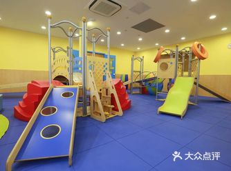 别的宝宝一靠近，宝宝就主动退让，是弱势的表现吗