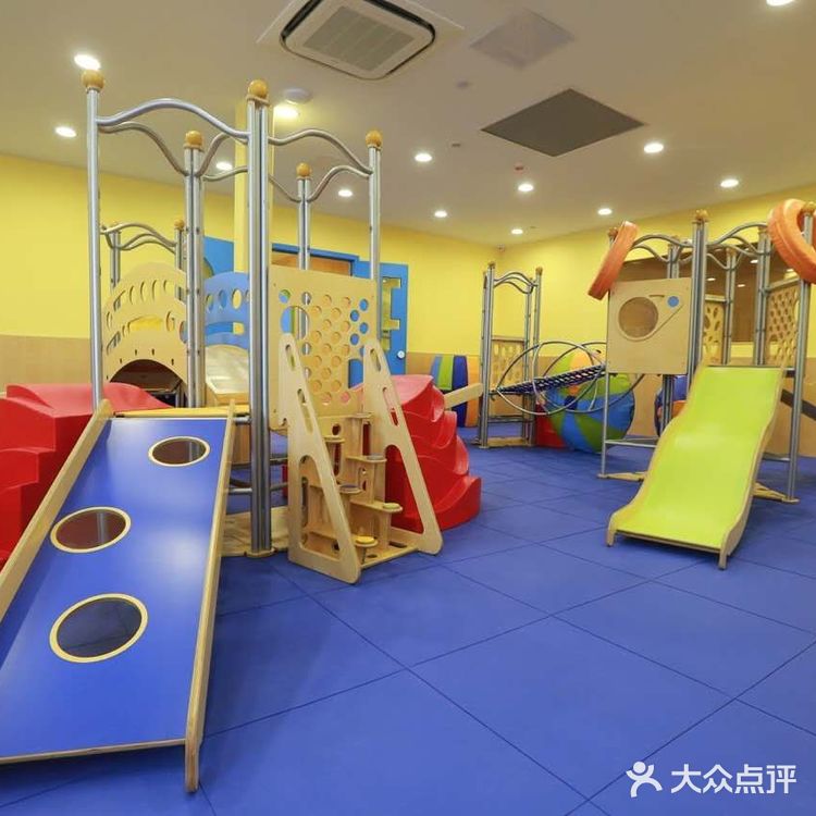 别的宝宝一靠近，宝宝就主动退让，是弱势的表现吗