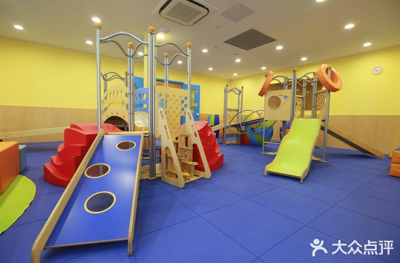 别的宝宝一靠近，宝宝就主动退让，是弱势的表现吗