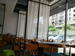 靠窗位-小牛叔鲜切牛肉·火锅·烤肉自助(公济桥路店)