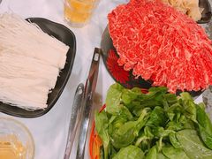 安格斯牛肉-鲜入围煮花胶鸡海鲜火锅