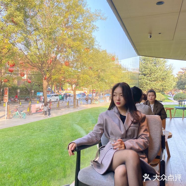 illy这里是一家超赞的外景玻璃拍摄咖啡店