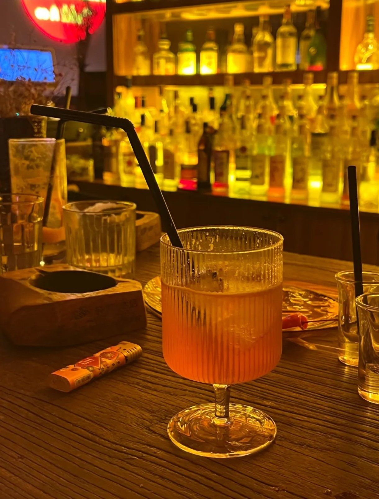 一个人去酒吧该坐哪里，一个人去酒吧怎么消费怎么玩