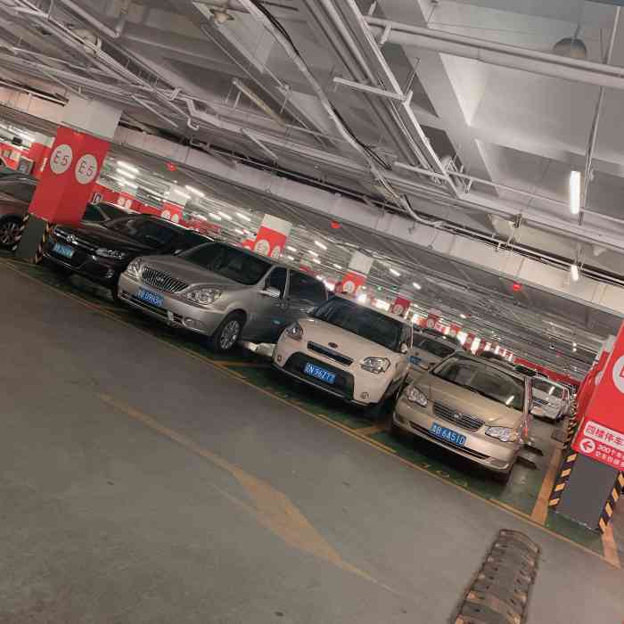 家乐福顾客购物停车场-"明天又到了周末的全家出行日.来附近的家乐.