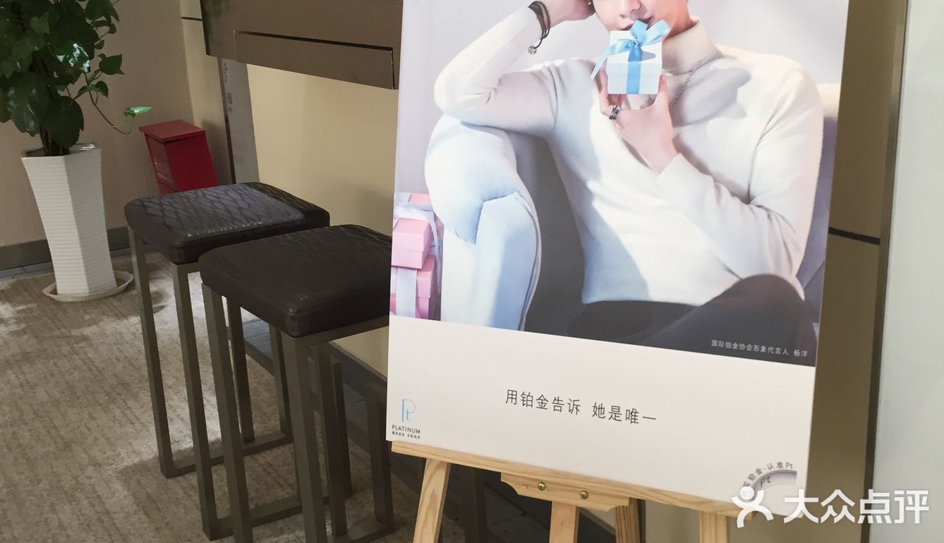 装的非常精致 简洁 接待的工作人员都挺耐心 细致的