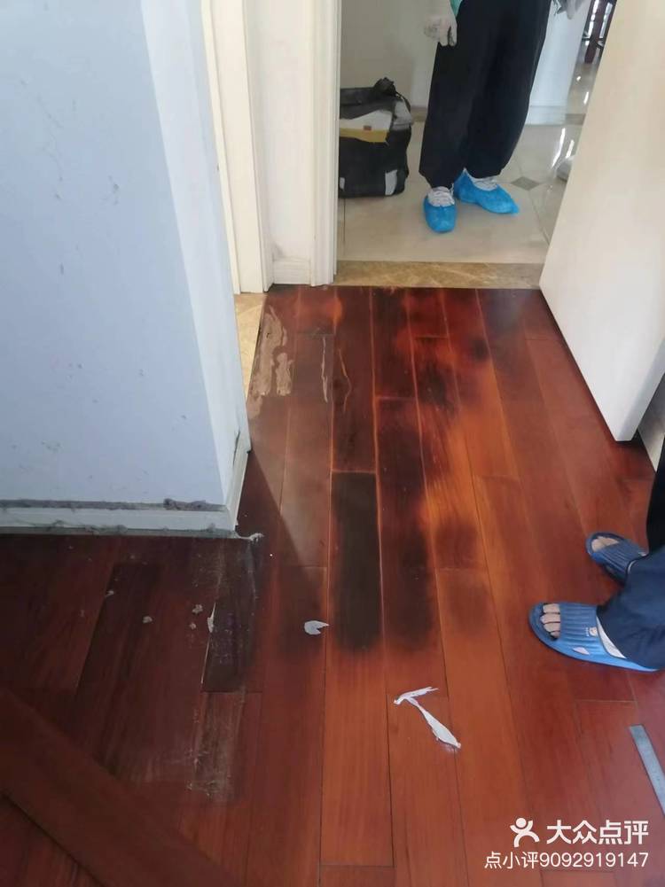 地板受潮发黑更换,做好后几乎差不多