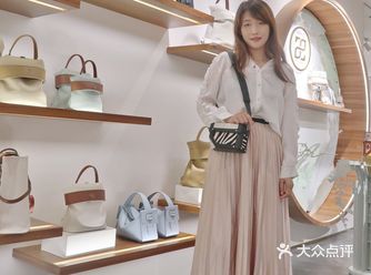 可以手提也可以换成肩背款。图2的白色包袋我也很喜欢