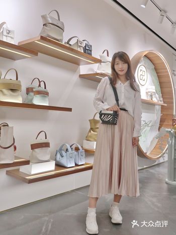 可以手提也可以换成肩背款。图2的白色包袋我也很喜欢