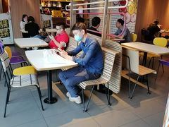 等位区-麦当劳(中山大道中店)