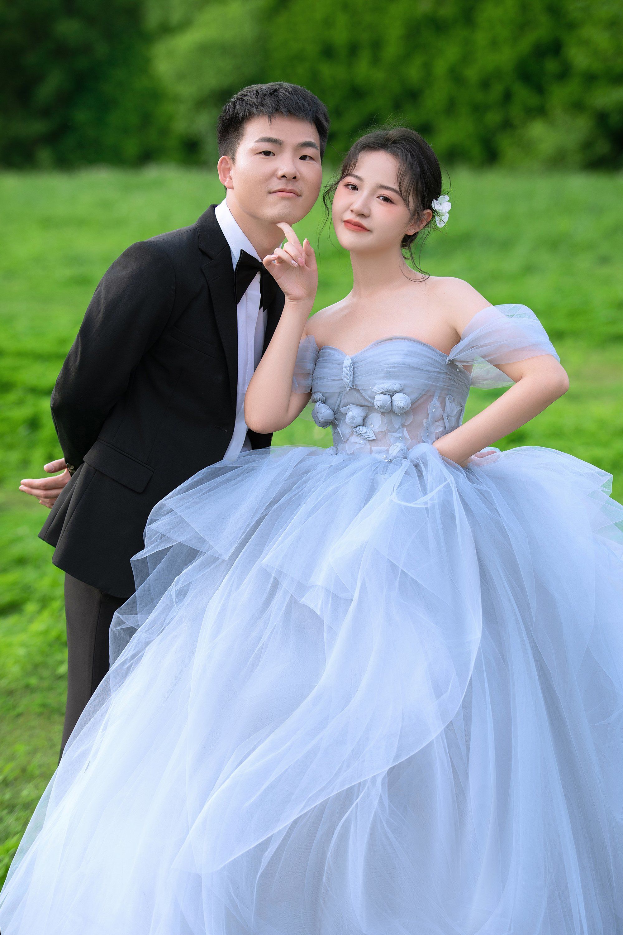 浪漫的森系草坪蓝色系婚纱照
