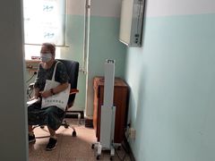 倚老卖老 里边还有病人 直接推门坐人对面的老人-北京中医药大学东方医院(方庄院区)