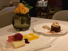 自制法式鲜奶油蛋糕，红酒酱汁，莓果冰霜-Jean Georges