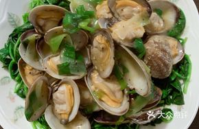Stir-fried Large Clams with Black Fungus and Greens