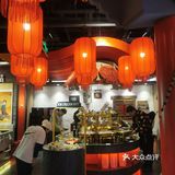 桌与桌之间有一定的空间。菜品