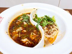 猪肉包面拼杂酱面-万县面馆(高笋塘店)