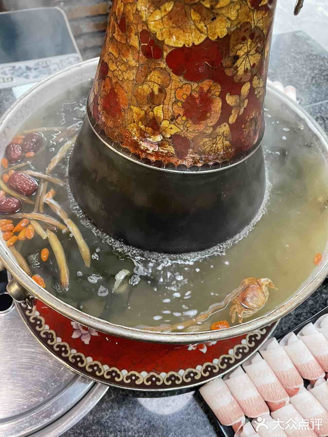 木炭火锅[调皮]吃火锅太治愈心情了