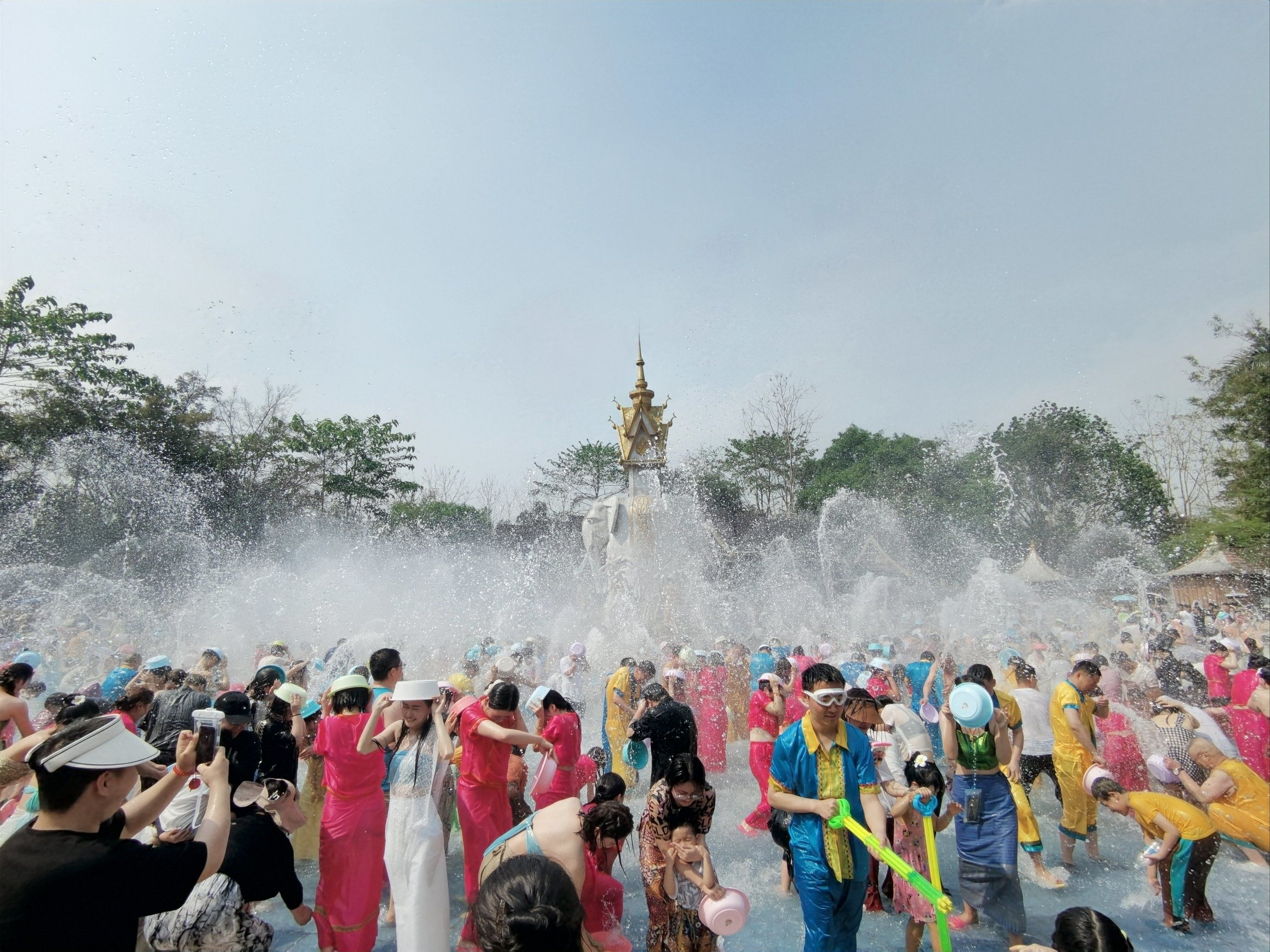西双版纳傣族园-万人泼水广场