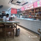 去的时候人并不多，但是一碗刀削面，一斤脊骨