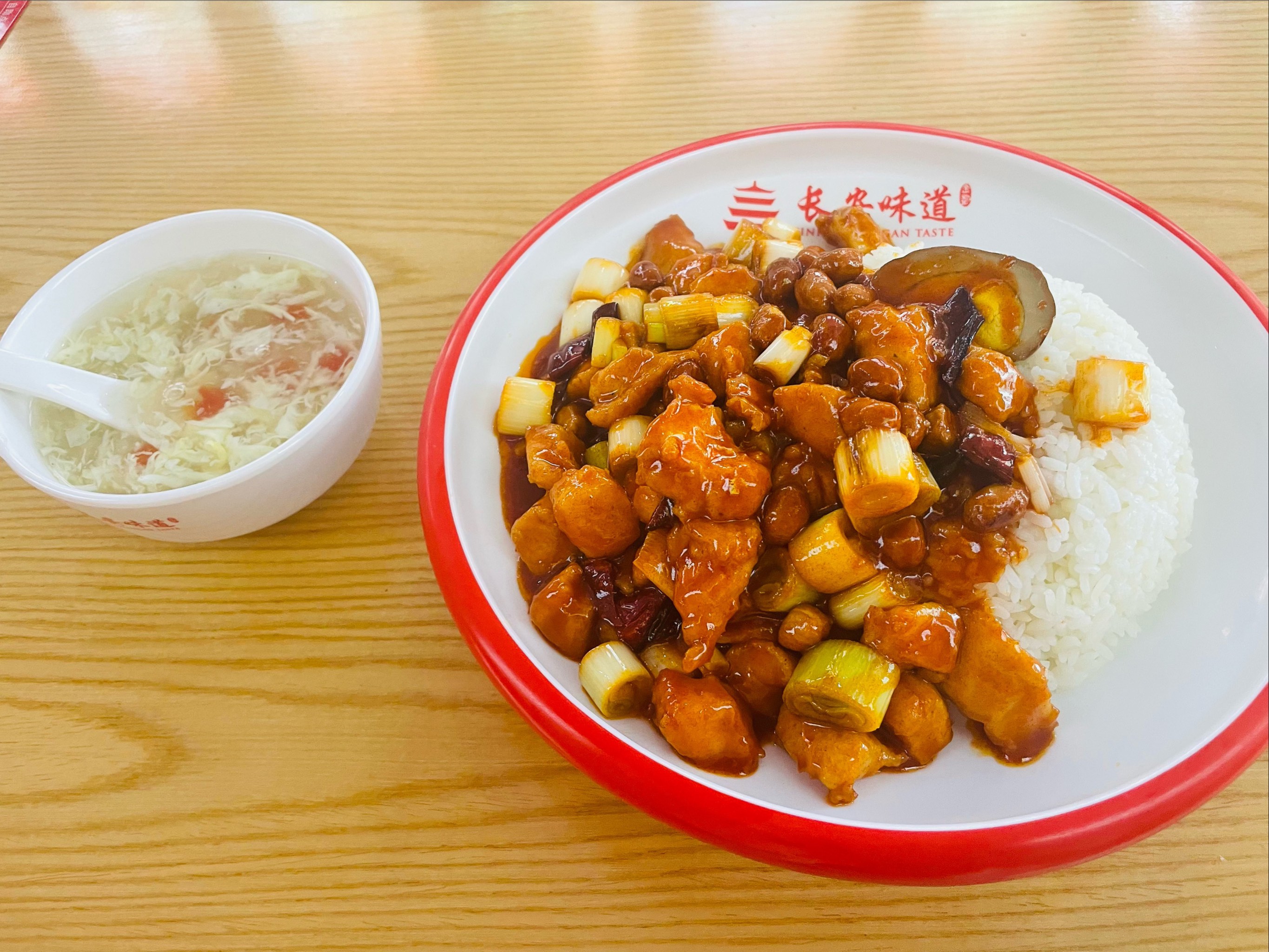 宫保鸡丁石锅饭图片