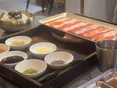 -围炉肉舍•炭烤活鳗•丹东海鲜烤肉(步行街店)