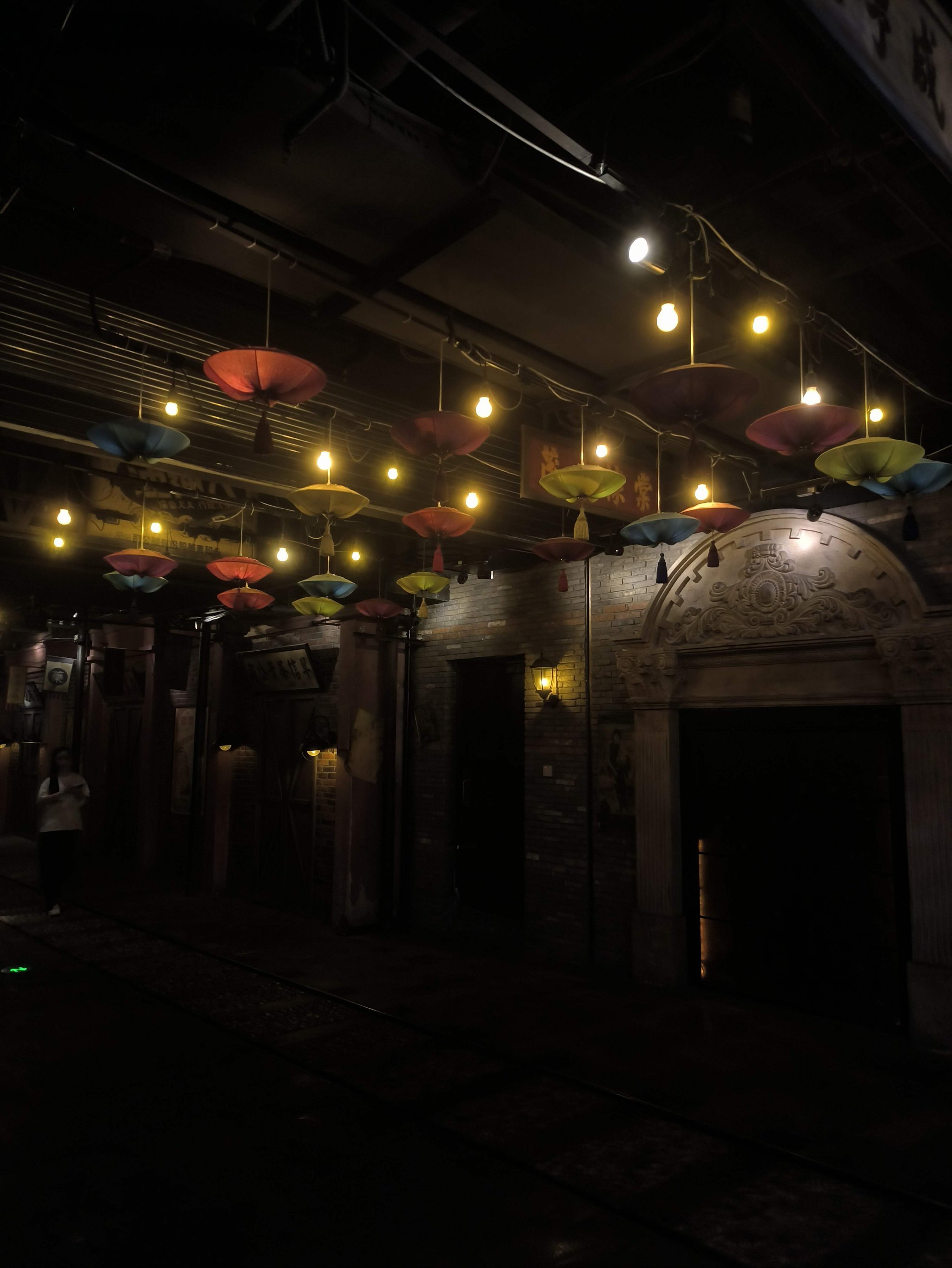 充斥着中式恐怖美感的风情街