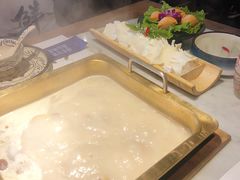 -尚尚仙·酸汤猪手·猪肚鸡火锅(华联万柳购物中心店)