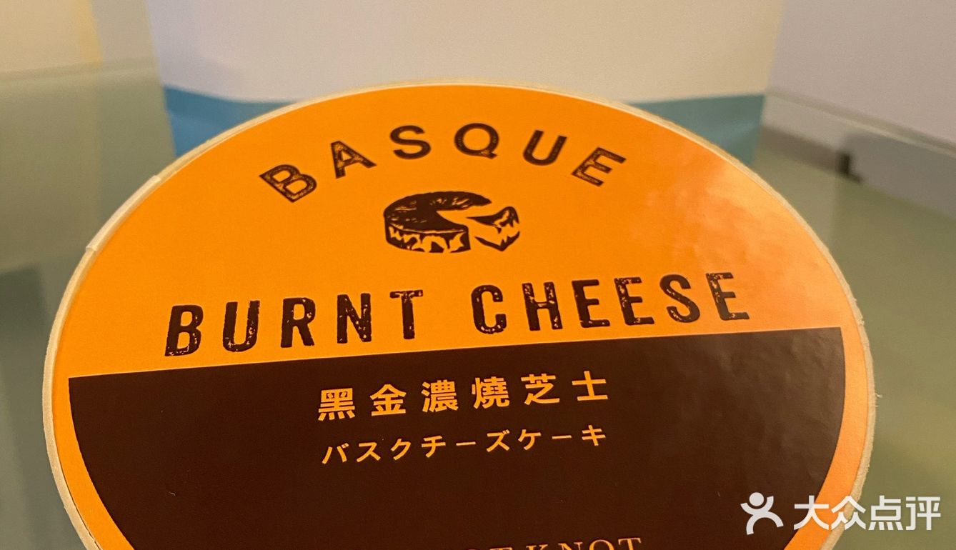里面有一块白色的纱巾包着