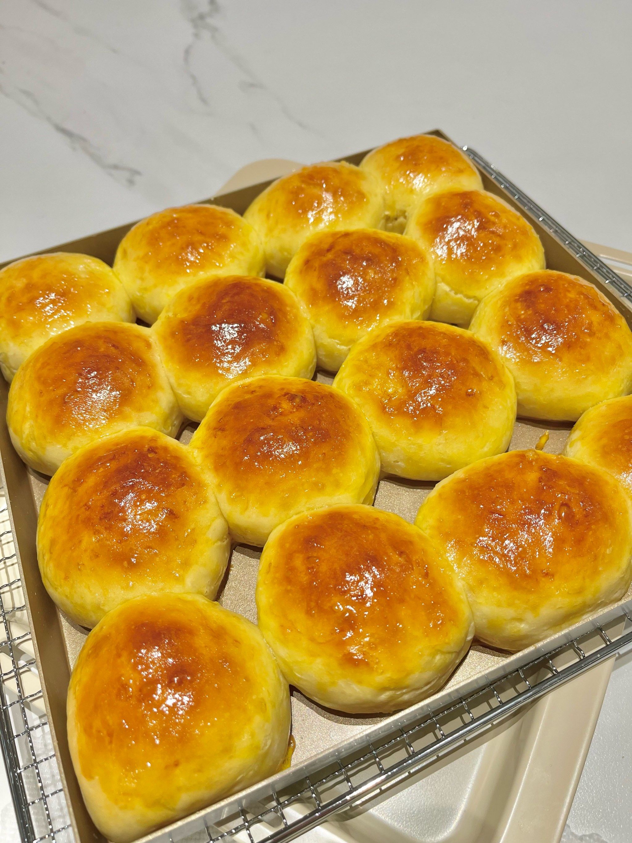 新鲜出炉的牛奶面包🥯