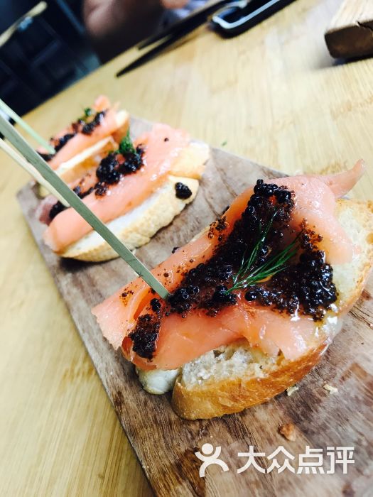 烟熏三文鱼黑鱼子松蜜塔